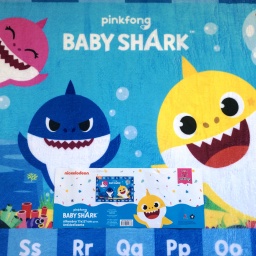 Alfombra Infantil Baby Shark 77x117 Memoria Y Antideslizante